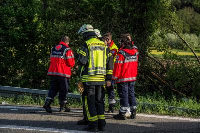 Pluederhausen: Toedlicher Verkehrsunfall auf der B29 - BMW ueberschlaegt sich - 4 Verletzte